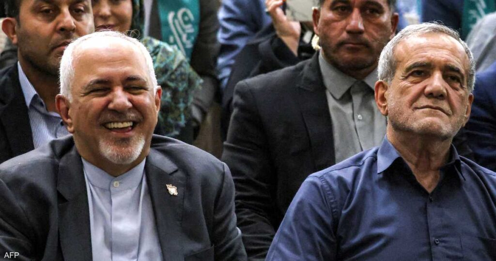 بعد استقالة ظريف.. "عباءة خامنئي" تهمة تطارد بزشكيان