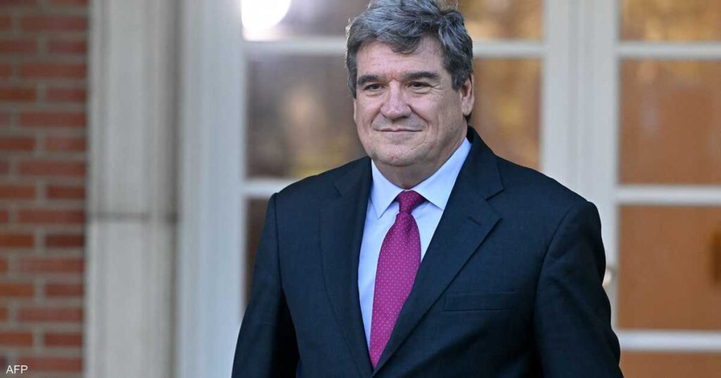 رئيس الوزراء الإسباني يعين أحد وزرائه رئيسا للبنك المركزي