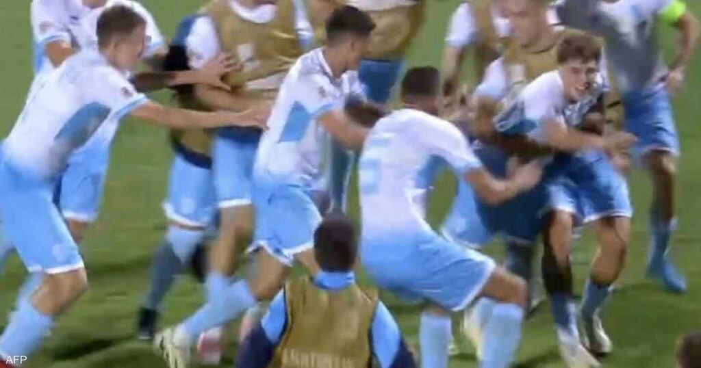 احتفالات صاخبة.. دولة تحقق أول فوز بمباراة كرة قدم من 20 عام