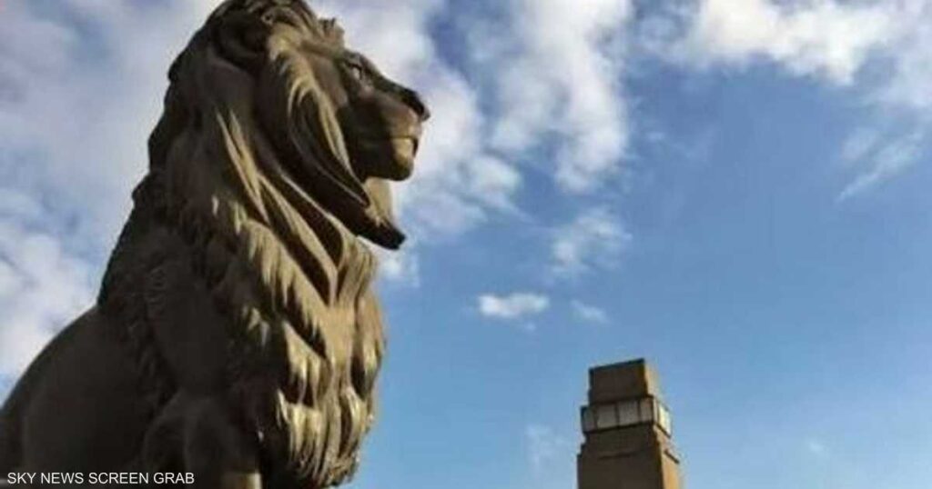 أُسود كوبري قصر النيل تثير جدلا.. ما حقيقة طلائها بالأسوَد؟