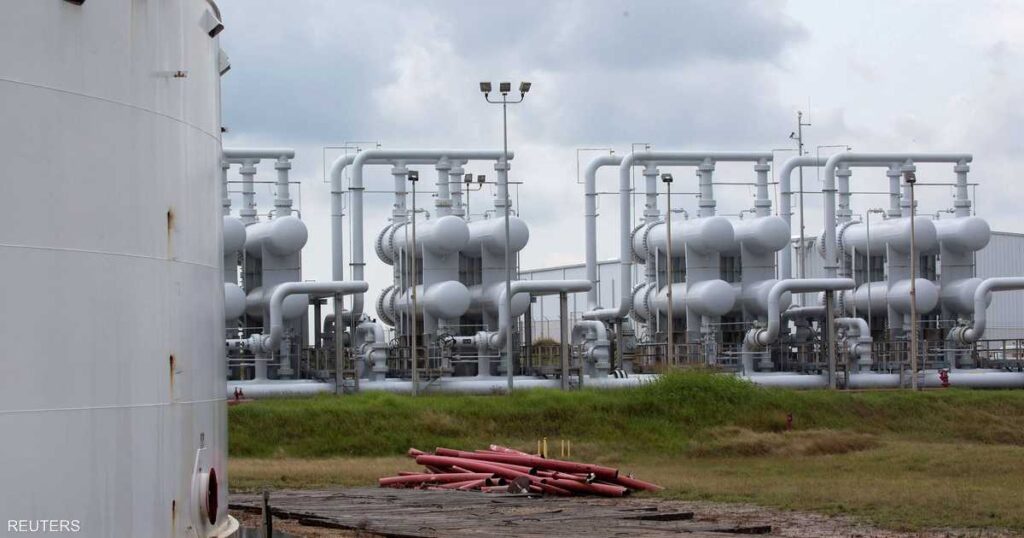 النفط يستعيد عافيته رغم قوة الدولار والمخزونات الزائدة