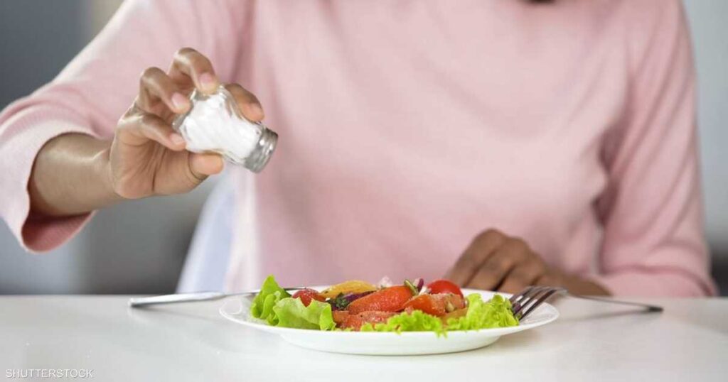 دراسة: عواقب "خطيرة" لمن يتناول الطعام بعد الخامسة مساء