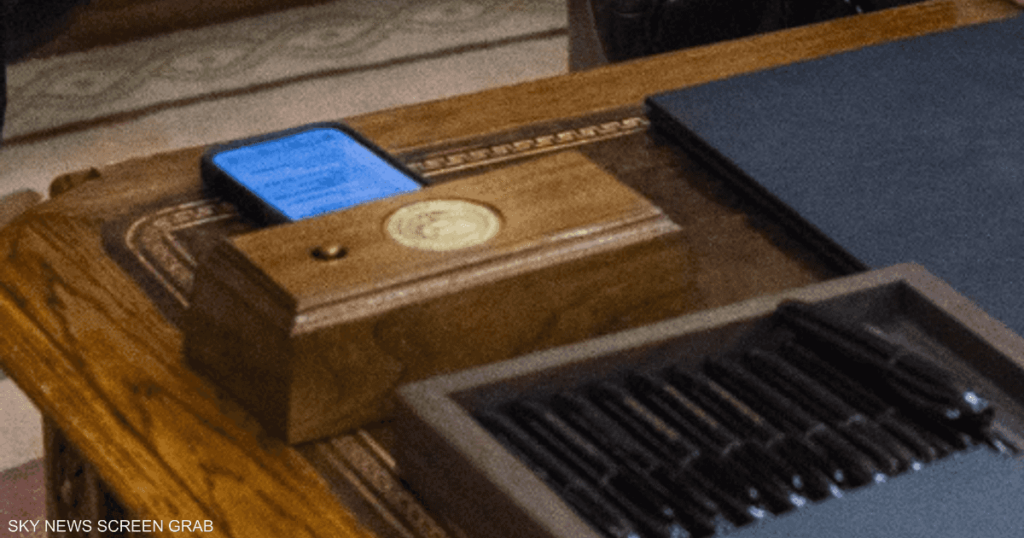 يثير قلق الضيوف.. قصة "الزر الأحمر" على مكتب ترامب