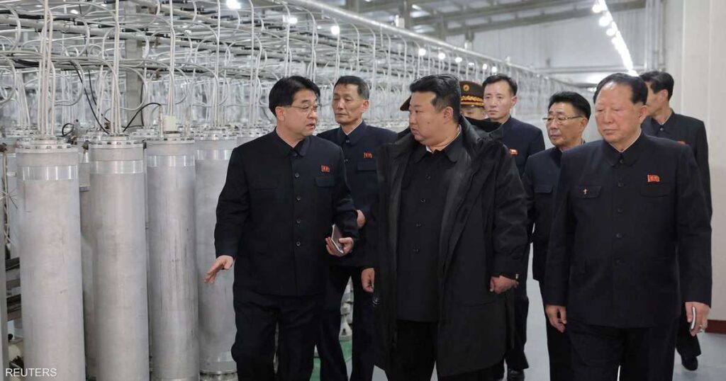 زعيم كوريا الشمالية يتفقد قاعدة إنتاج المواد النووية
