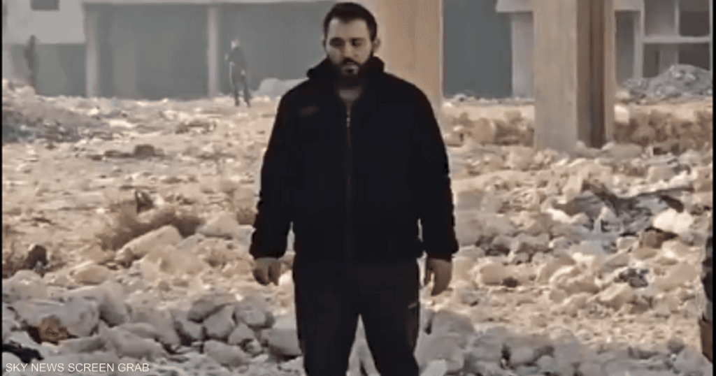 يقف فوق عظام ضحاياه.. فيديو لمتورط في مجزرة التضامن