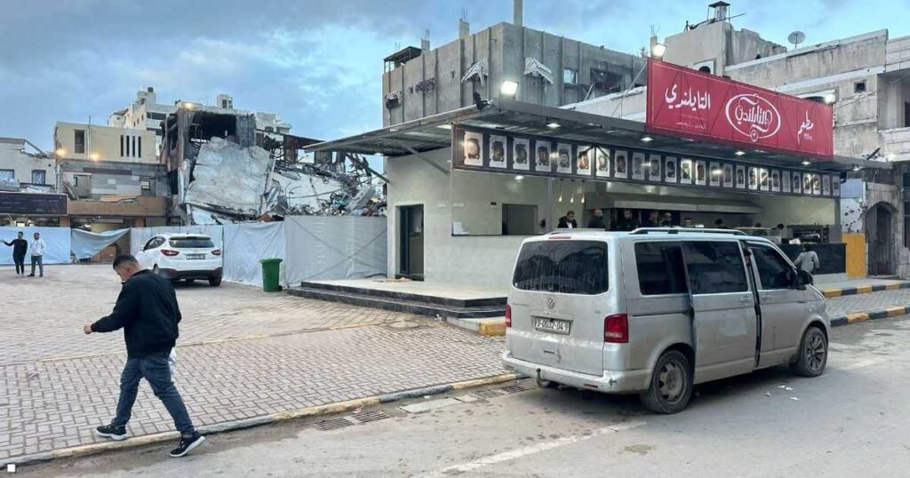 رغم المحنة.. مطاعم شهيرة في غزة تعود للعمل وسط الركام