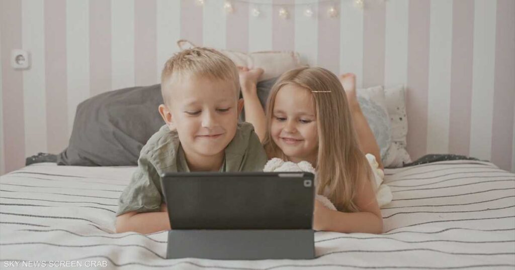 هل تسبب أغاني الأطفال الإدمان؟.. السر وراء الألوان الزاهية