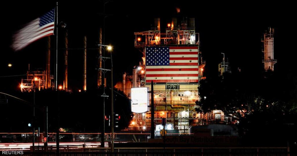 النفط يرتفع بفعل هبوط مفاجئ في المخزونات الأميركية