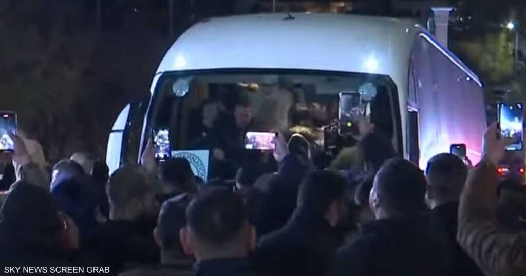 وصول دفعة من الأسرى الفلسطينيين المُفرج عنهم إلى رام الله