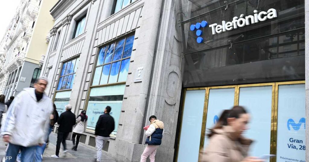 "تليفونيكا" الإسبانية للاتصالات تقلص خسائرها في الربع الرابع