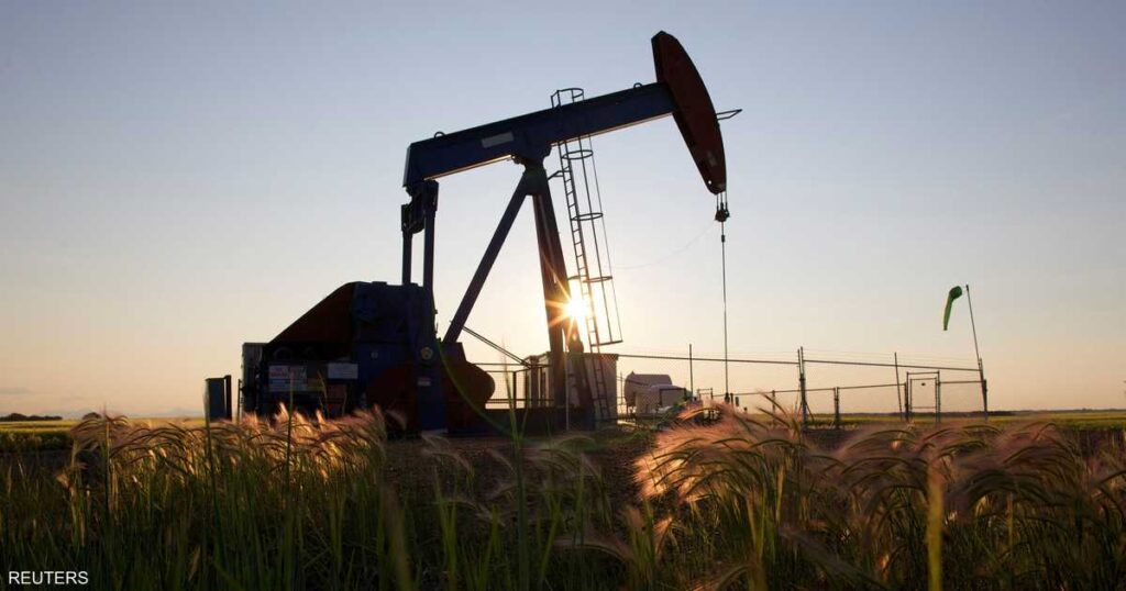 النفط يستقر وسط تقييم فرص إنهاء الحرب بين روسيا وأوكرانيا