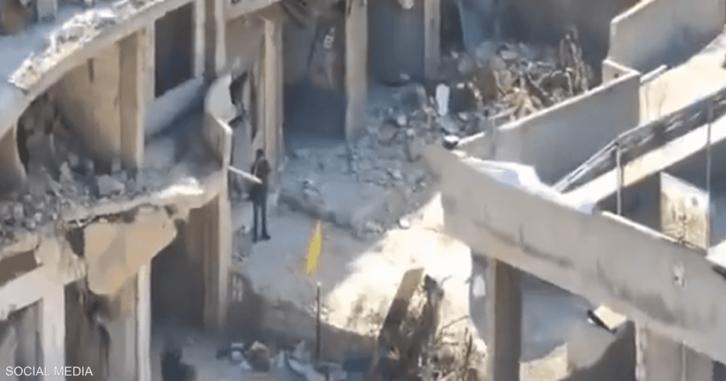 فيديو.. إسرائيل توثق نقل عنصر في حزب الله السلاح قبل اغتياله