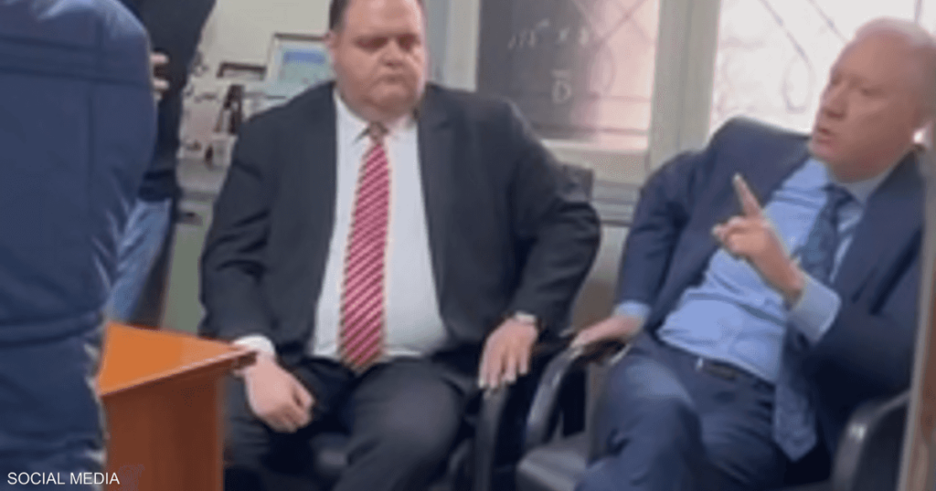 فيديو.. وزير الخارجية اللبناني يوبخ موظفين بسبب "السماسرة"