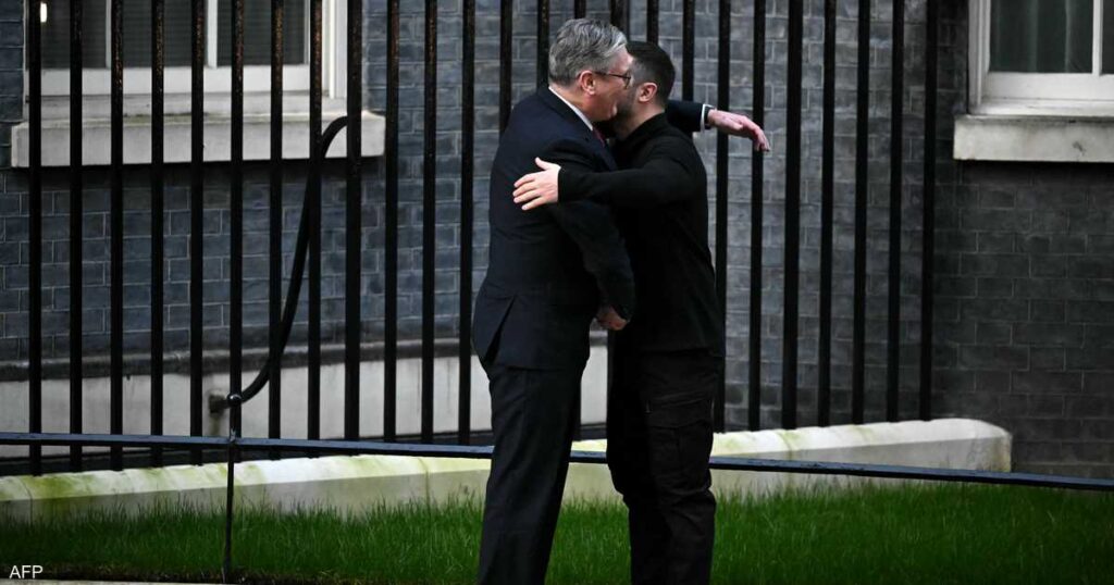 عناق حار ودعم كامل.. زيلينسكي يحظى باستقبال كبير في بريطانيا