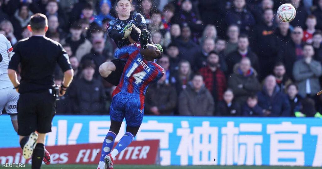 حارس مرمى يتسبب بـ25 غرزة لمهاجم.. فيديو للتدخل الخطير