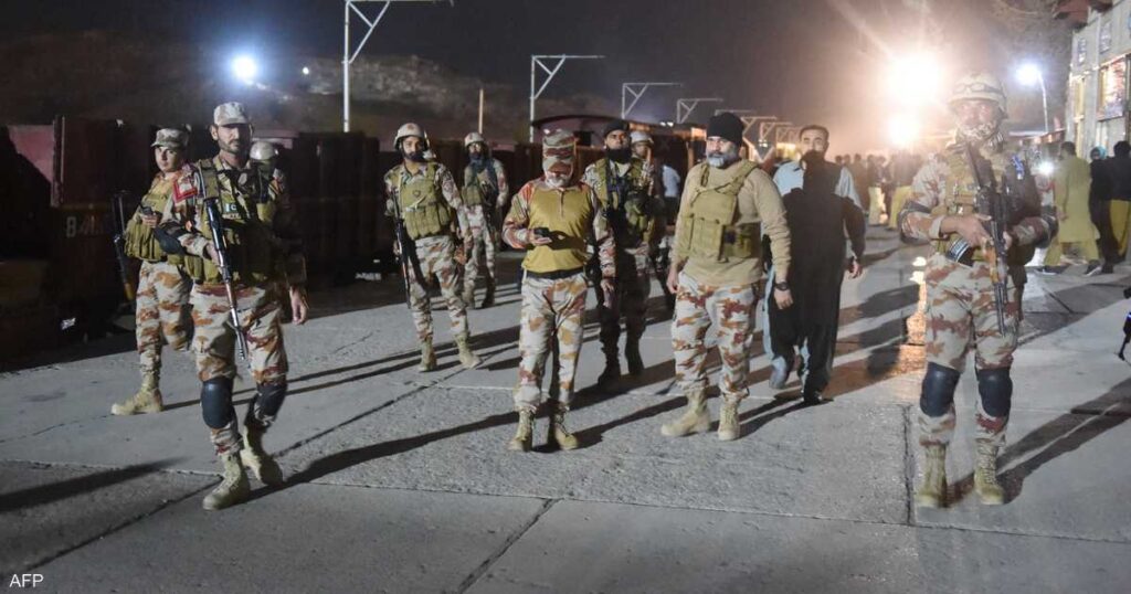 محتجزو قطار باكستان يهددون بإعدام الرهائن.. ويكشفون مطالبهم