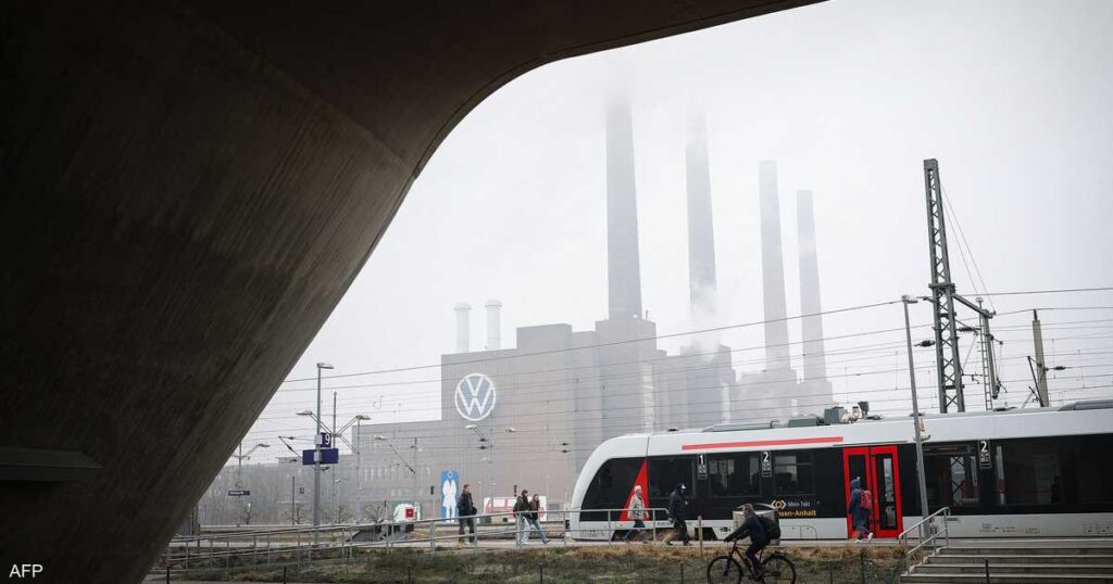 محاولة قتل مخيفة..رجل يشعل النار في امرأة داخل ترام بألمانيا