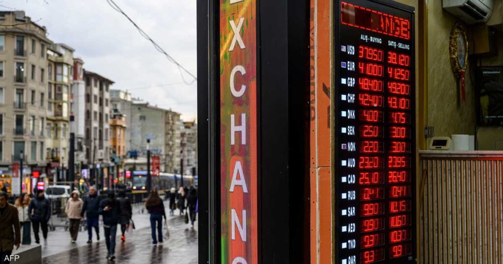 الليرة التركية تتجه نحو تسجيل أسوأ تراجع أسبوعي منذ 2023