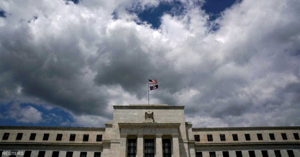 الفيدرالي يبقي الفائدة دون تغيير ويتوقع خفضين في 2025