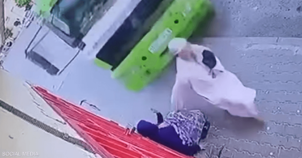 فيديو صادم.. شاحنة تدهس سيدة ورجل ينجو بأعجوبة في المغرب