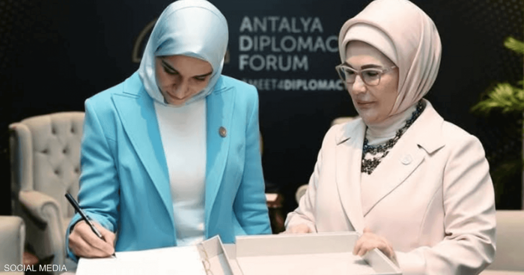 قلم وكتاب أبيض كبير.. على ماذا وقعت زوجة الشرع في تركيا؟