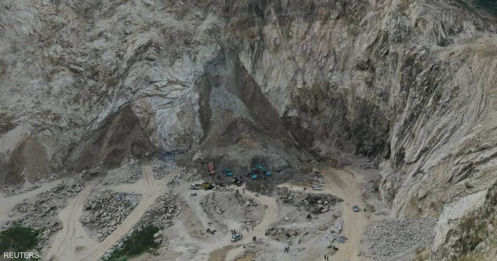 فيديو: انهيار رهيب لمحجر في إندونيسيا يخلّف 14 قتيلا