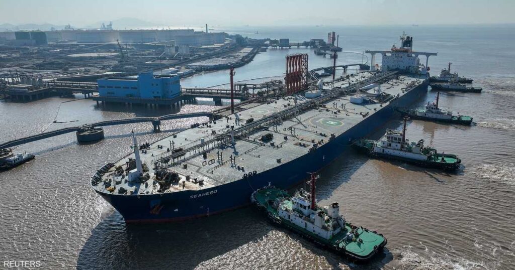 رغم التوترات.. النفط والتجارة يعبران مضيق هرمز بحرية