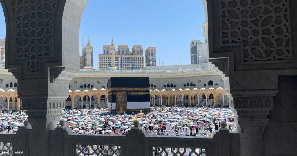 الحجاج المتعجّلون يؤدون "طواف الوداع"