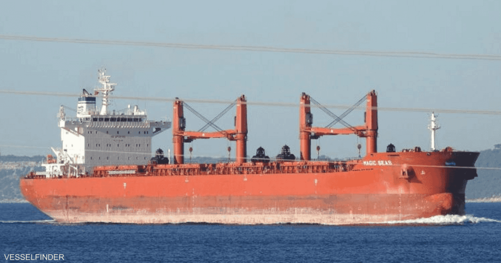 الحوثيون يتبنّون استهداف سفينة في البحر الأحمر