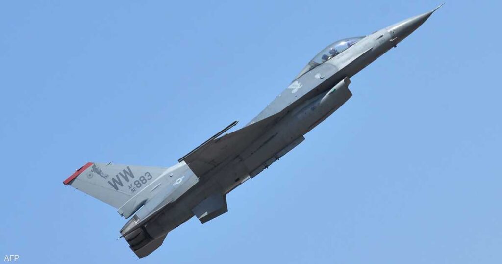 "إف 16" تطرد طائرة فوق نادي ترامب للغولف