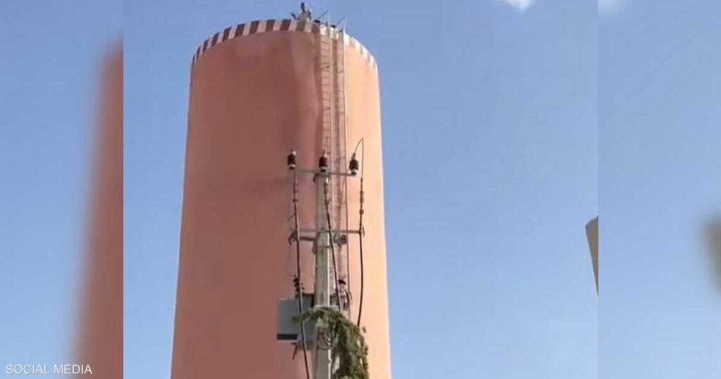 المغرب.. فتح تحقيق بعد تصرفات "خطيرة" لمعتصم فوق خزان مياه