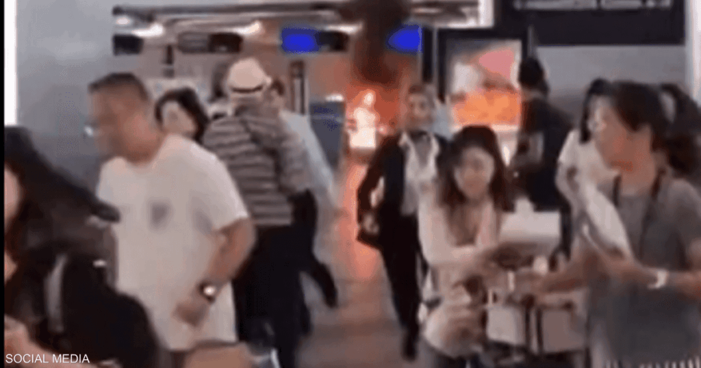 ذعر بمطار إيطالي.. فيديو رجل أشعل حريقا وهشم شاشات بالمطرقة