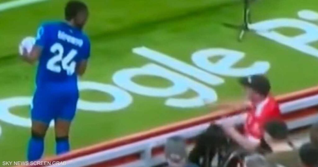 فيديو يظهر تعرض نجم غانا للعنصرية من مشجع ليفربول المقعد