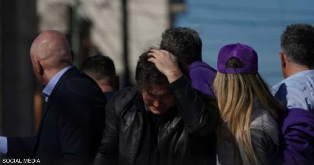 فيديو.. رشق الرئيس الأرجنتيني بالحجارة والزجاجات