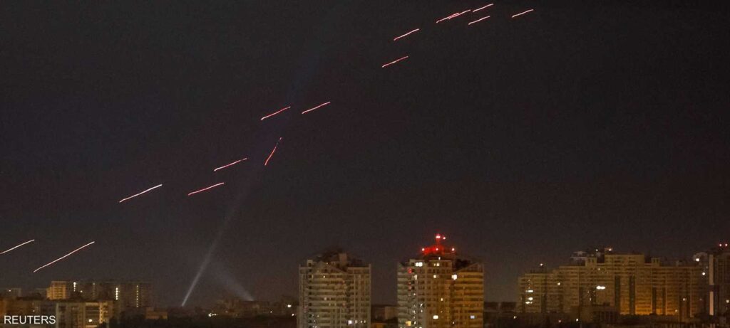 روسيا تشن هجوما على أوكرانيا بمئات المسيرات والصواريخ