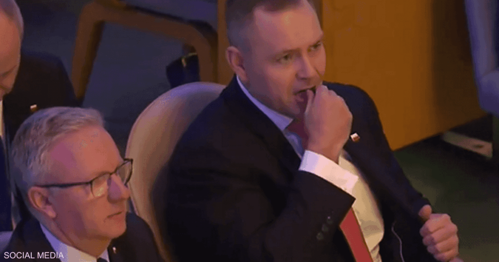 فيديو.. رئيس بولندا يتعاطى "السنوس" في الأمم المتحدة