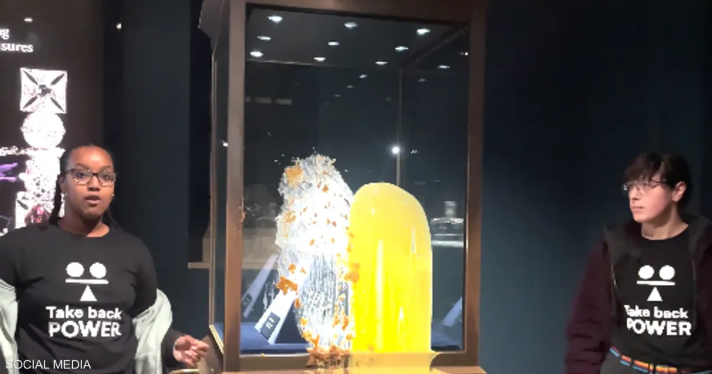 "هجوم حلوى" على صندوق التاج في برج لندن يثير فوض