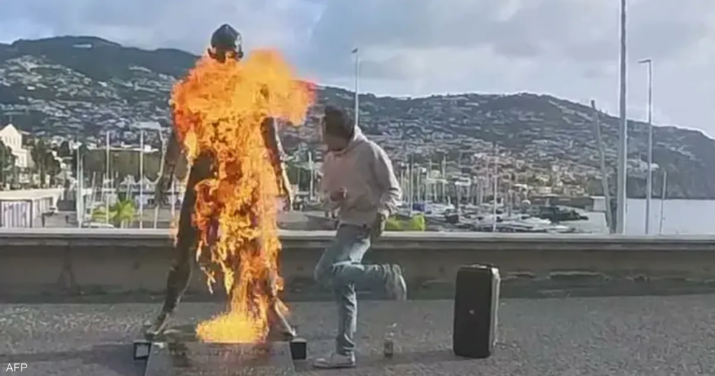 شاب يشعل النار في تمثال رونالدو ويوجه له "رسالة غريبة"